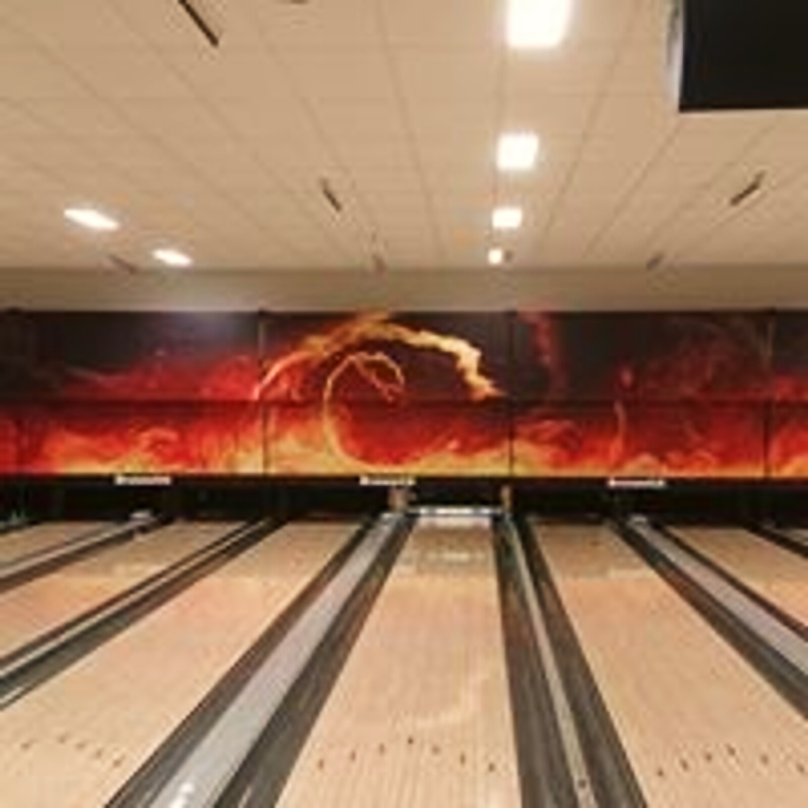 Ti maple-baner med Brunswick-merking og den signaturrøde flammemuralen bak pinsetterne