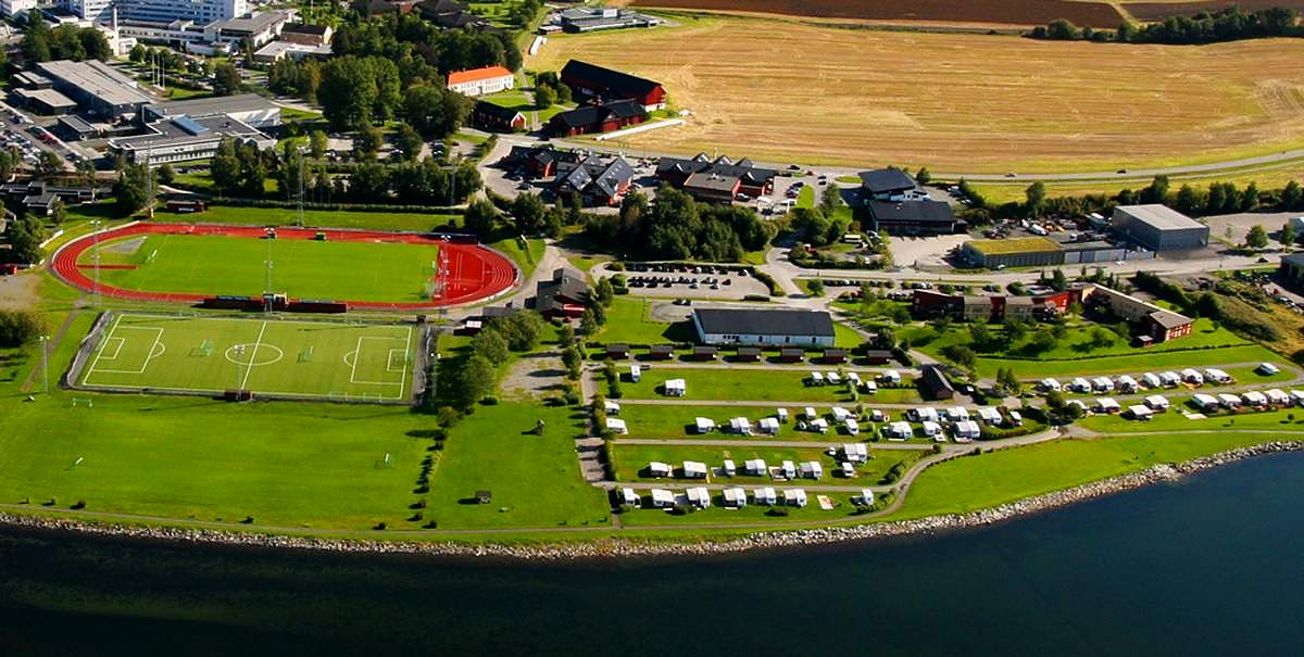 Aerial-foto av Moan-området i Levanger — Trondheimsfjorden, Moan Camping og idrettsparken